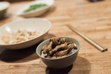 pirinç üzerinde kızarmış domuz eti