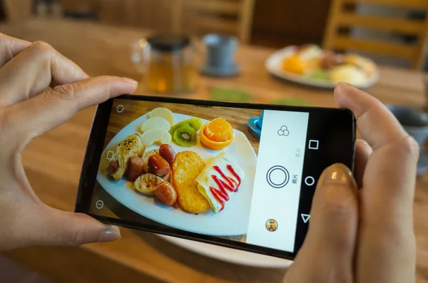 Tomar una foto en el desayuno — Foto de Stock