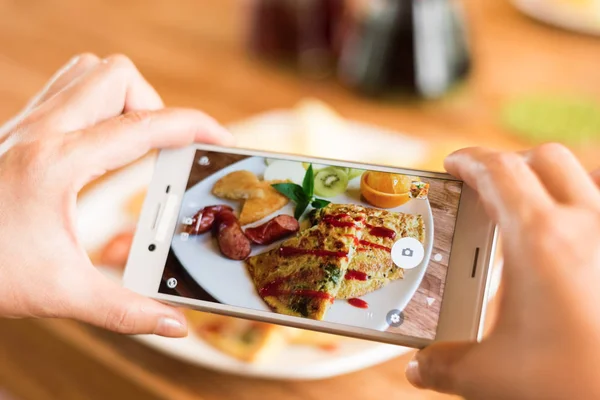 Tomar una foto en el desayuno — Foto de Stock