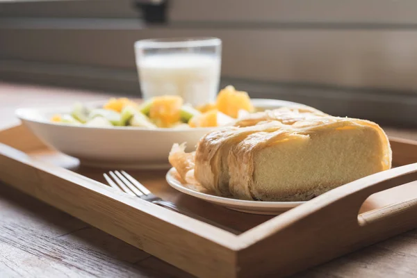 Frukost med frukt och kaka — Stockfoto