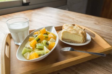 meyve ve kek ile kahvaltı