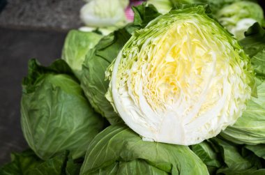 geleneksel Market'teki dilimlenmiş lahana