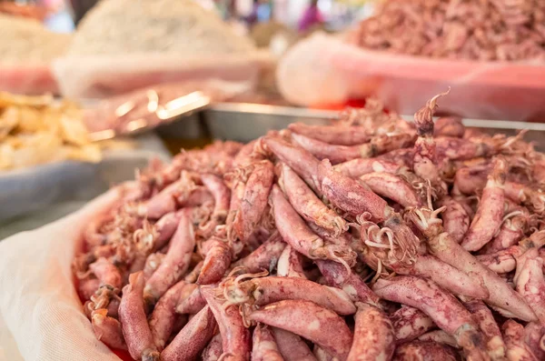 Pescado de calamar seco en el mercado tradicional — Foto de Stock