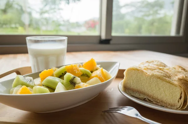 Café da manhã com frutas e bolo — Fotografia de Stock