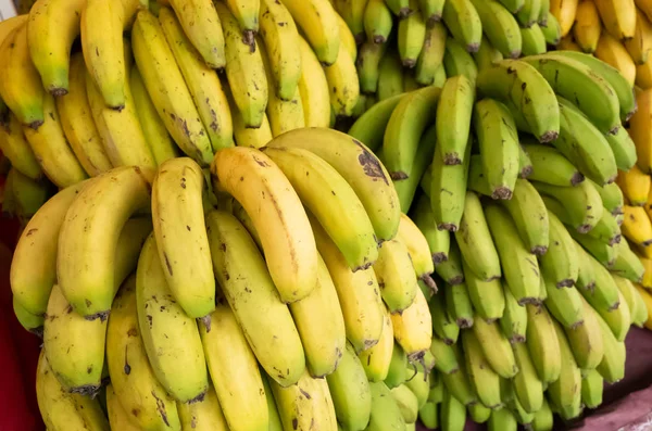 Banan frukter staplade på marknaden — Stockfoto