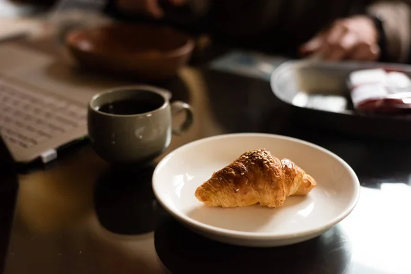 Lanches da tarde de croissant — Fotografia de Stock