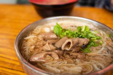 domuz eti bağırsak ile ince erişte