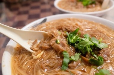 domuz eti bağırsak ile ince erişte