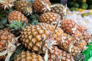 geleneksel pazarda ananas meyve grubu