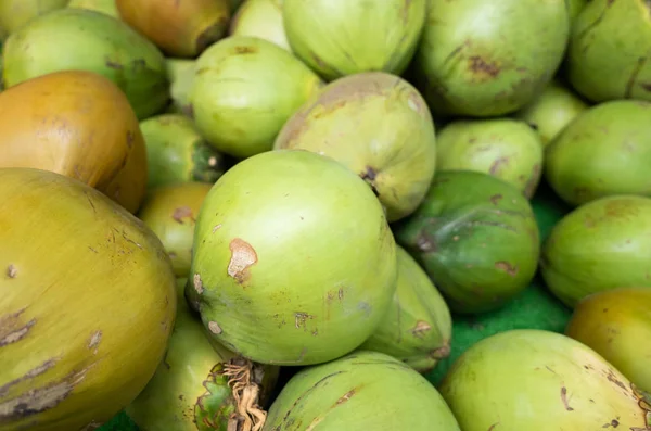 Fruta de coco empilhada no mercado — Fotografia de Stock