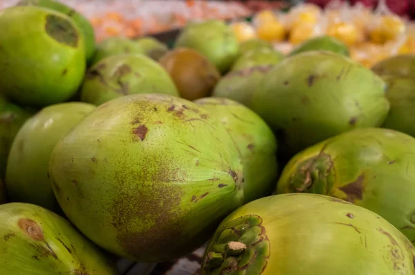 Fruta de coco empilhada no mercado — Fotografia de Stock