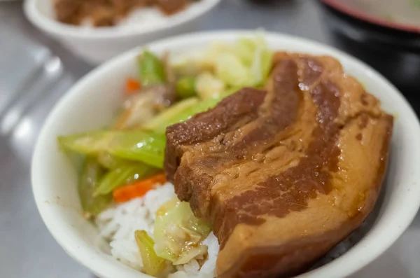 Porco cozido em soja com arroz — Fotografia de Stock