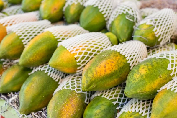 Papaya frutta impilati sul mercato — Foto Stock