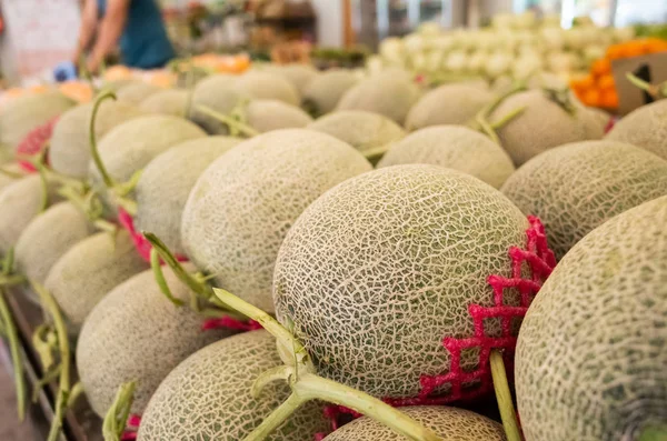 Fruit van honingdauw meloenen in het traditionele winkelcentrum — Stockfoto