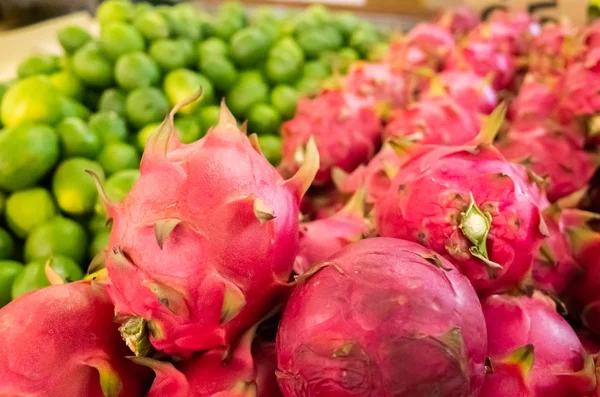 Gruppe Pitaya-Früchte auf dem traditionellen Marktplatz — Stockfoto