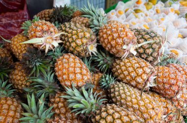 geleneksel pazarda ananas meyve grubu