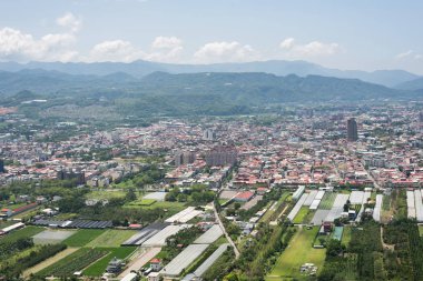 gökyüzü altında bulutlar ile Puli ilçesinin cityscape