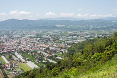 gökyüzü altında bulutlar ile Puli ilçesinin cityscape