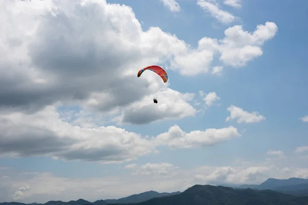 Kleurrijke paragliding onder de blauwe hemel — Stockfoto