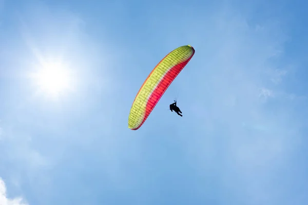 Colorful paragliding under blue sky — Stock Photo, Image