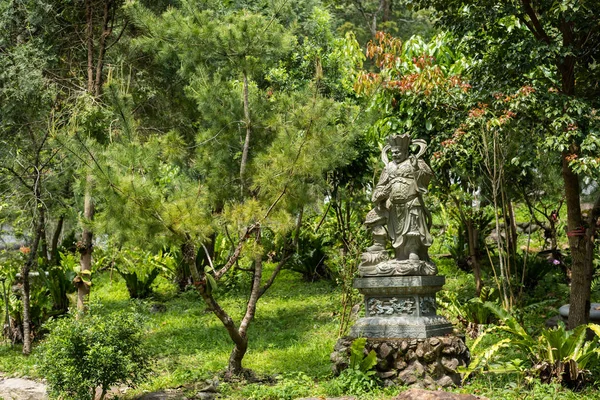 Steen geruïneerd Arhat standbeeld in bos — Stockfoto