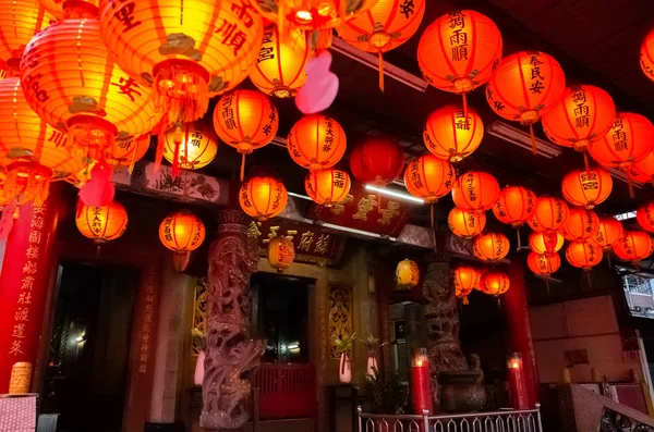 Lanterm rouge accrocher sur le temple traditionnel — Photo