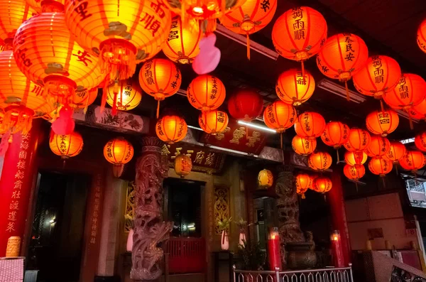 Rode lanterm hang op de traditionele tempel — Stockfoto