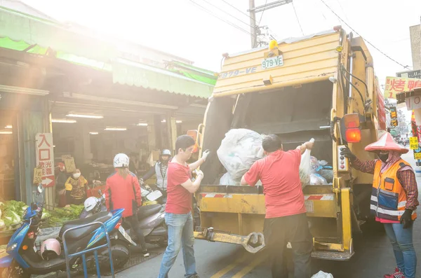 Gelber Müllwagen für das Sammeln von Müll in der traditionellen Ma — Stockfoto