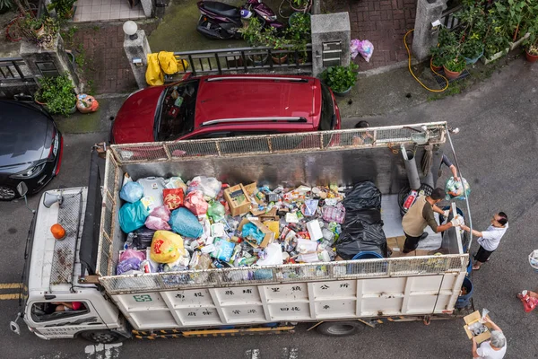 Weißer Recycling-LKW für die Sammlung von Wertstoffen in einem sma — Stockfoto