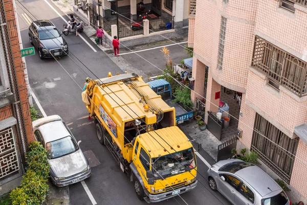 Gelber Müllwagen für die Müllabfuhr in den kleinen Gassen am — Stockfoto