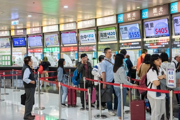 Lidé kupují lístky v Taipei, meziměstské autobusové nádraží v Taipe — Stock fotografie