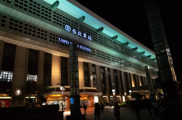 Night scene of Taipei train station building — Stock Photo, Image