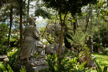 taş ormanda Arhat heykeli harap