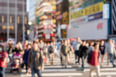 bulanık soyut insanlar ve araba şehir merkezinde taşındı