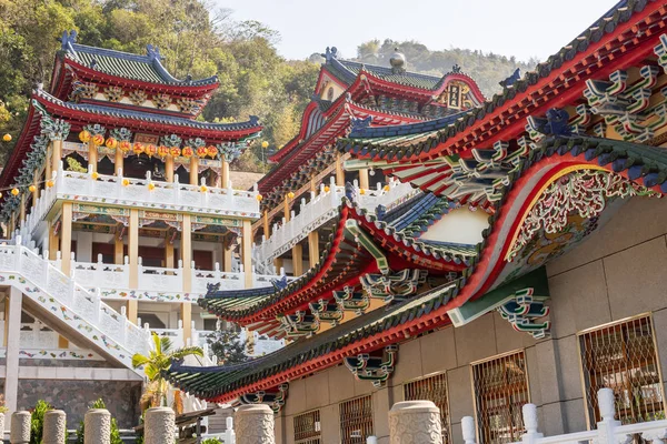 Barevné palácové střechy v chrámu Baohu Dimu — Stock fotografie
