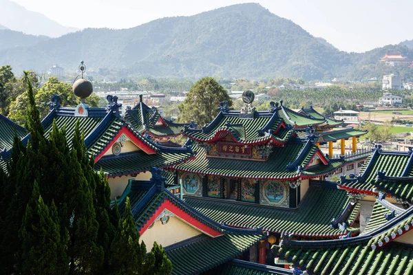 Färgglada palats tak i Baohu DiMu Temple — Stockfoto