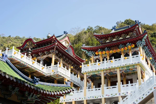 Coloridos tejados de palacio en el templo Baohu Dimu —  Fotos de Stock