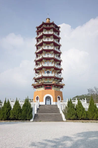 Słynna atrakcja Ci EN Pagoda w Sun Moon Lake — Zdjęcie stockowe