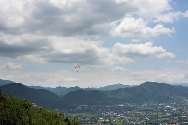 Paragliding onder de blauwe hemel in de stad — Stockfoto