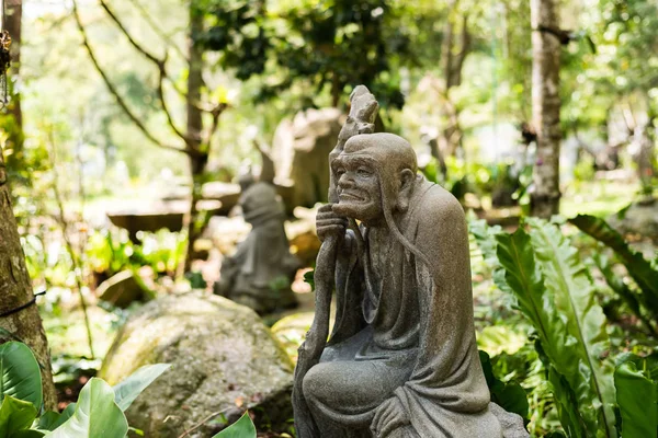 Pietra rovinata statua di Arhat nella foresta — Foto Stock