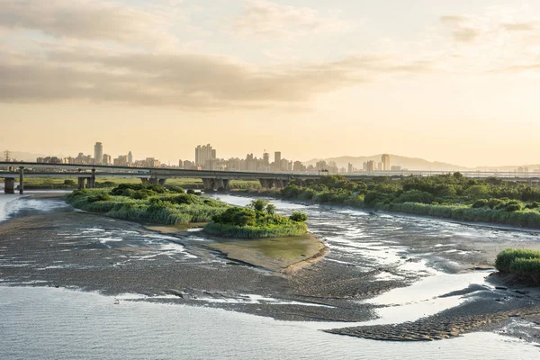 Taipei paysage urbain de bâtiments avec rivière — Photo