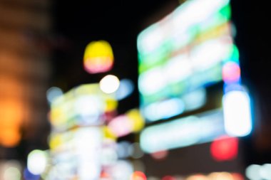 sokakta yürüyen insanlarla soyut arka plan