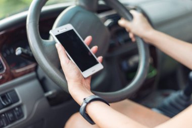 Cep telefonlu kadın sürücü