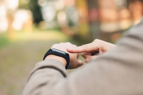 Mujer usando reloj inteligente —  Fotos de Stock