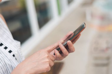 Akıllı telefon kullanan kadın