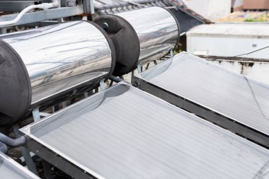 çatıda güneş enerjili su ısıtıcı