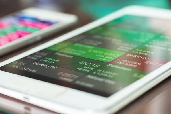 Aplicación del mercado de valores en el teléfono inteligente de pantalla táctil — Foto de Stock