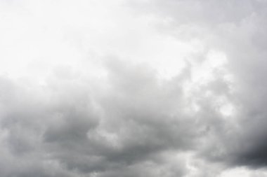 ağır bulutlu gökyüzü