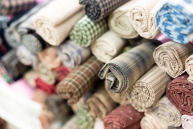 renkli kumaş yığınları arka plan