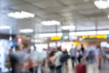 modern binada yürüyen insanlar